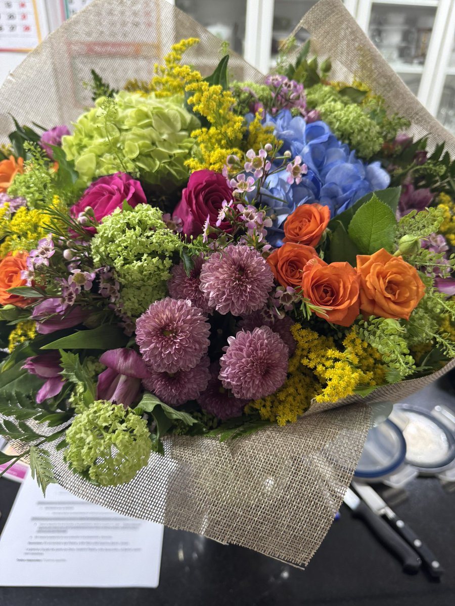 Conocí a <a href="/herculano71/">Michel Lidón</a> gracias al <a href="/cfhercules/">Hércules CF 💙🤍💯</a> y es de las mejores personas que me ha dado la vida y el fútbol.

Mañana me caso y me acaba de llegar esto a casa… Gracias por ser tan buena persona y por estar siempre ahí pase lo que pase.

Tienes un corazón enorme Michel (y señora)