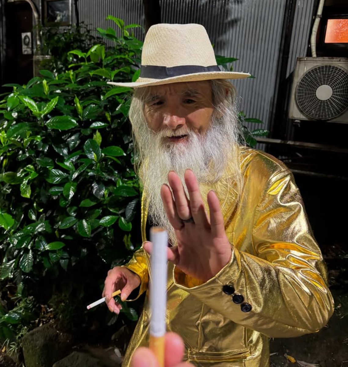 決して同時に2本のタバコを吸わないでください。常に片方の肺をきれいに保つ必要があります。