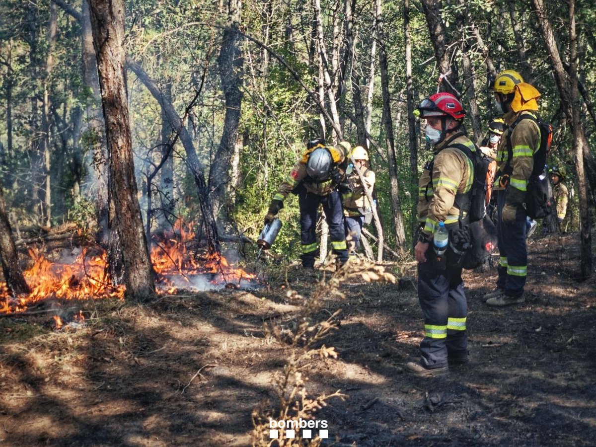bomberscat's tweet photo. Avui hem fet una crema prescrita #rxfire a prop de la finca del Corralot, a Llobera #RECentre, amb l’objectiu de reduir la càrrega de combustible per disminuir el risc d'incendi forestal.
#EPAF #GRAF #BBVV
#bomberscat https://t.co/sLcPonPfQ2