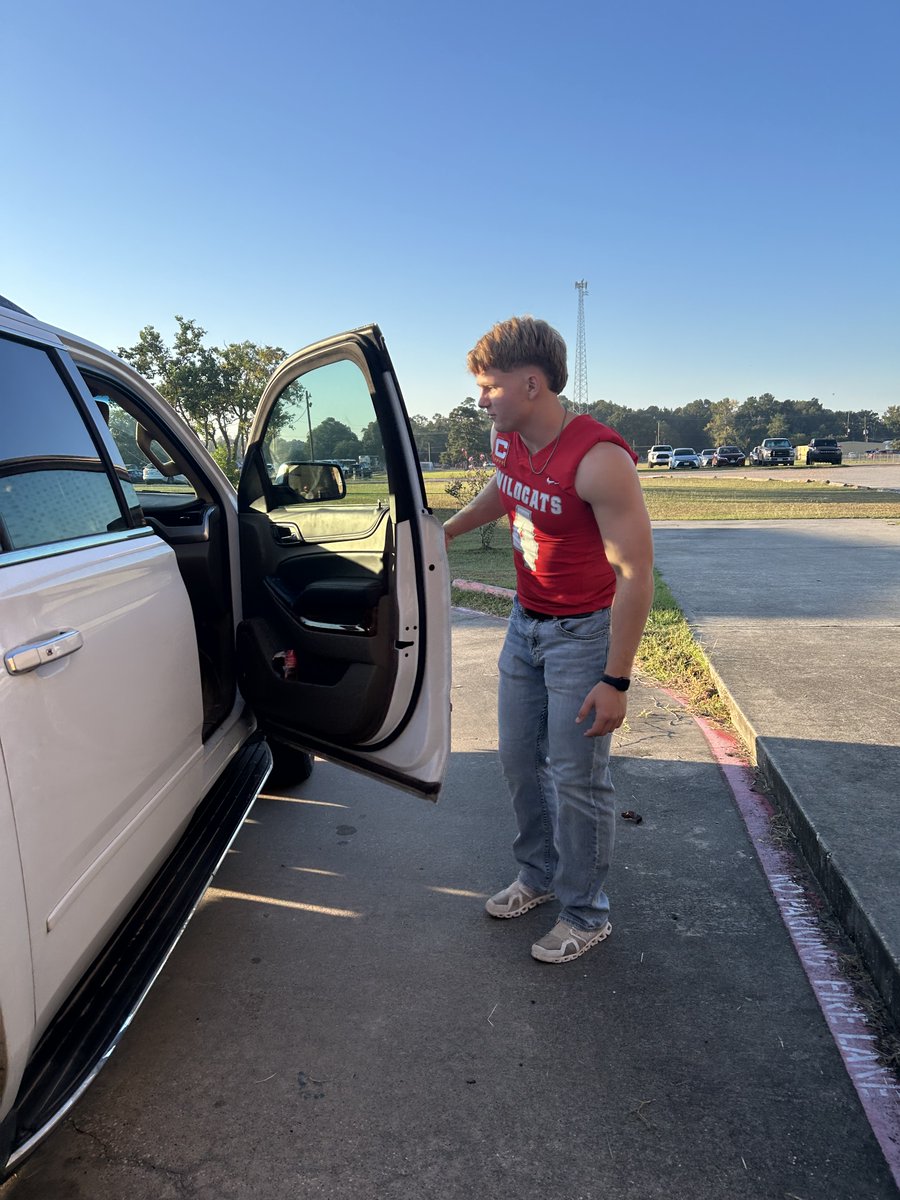 SHS Tennis🎾 and Football 🏈 helping out at Greenleaf Elementary this morning! Let’s Go Wildcats🔥