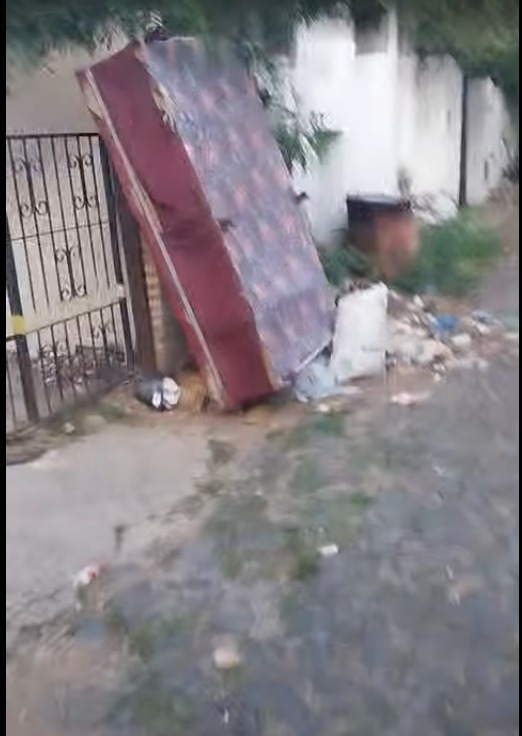 osvalgonzalez's tweet photo. Buenas, a que número debo reclamar vertedero clandestino? 0972 561346, 0985-853-144, 0986 128777 en esos números me responden, pero hasta la fecha no se procede, mi nro de reclamo es: 47374 https://t.co/oE9gsWJi8V
