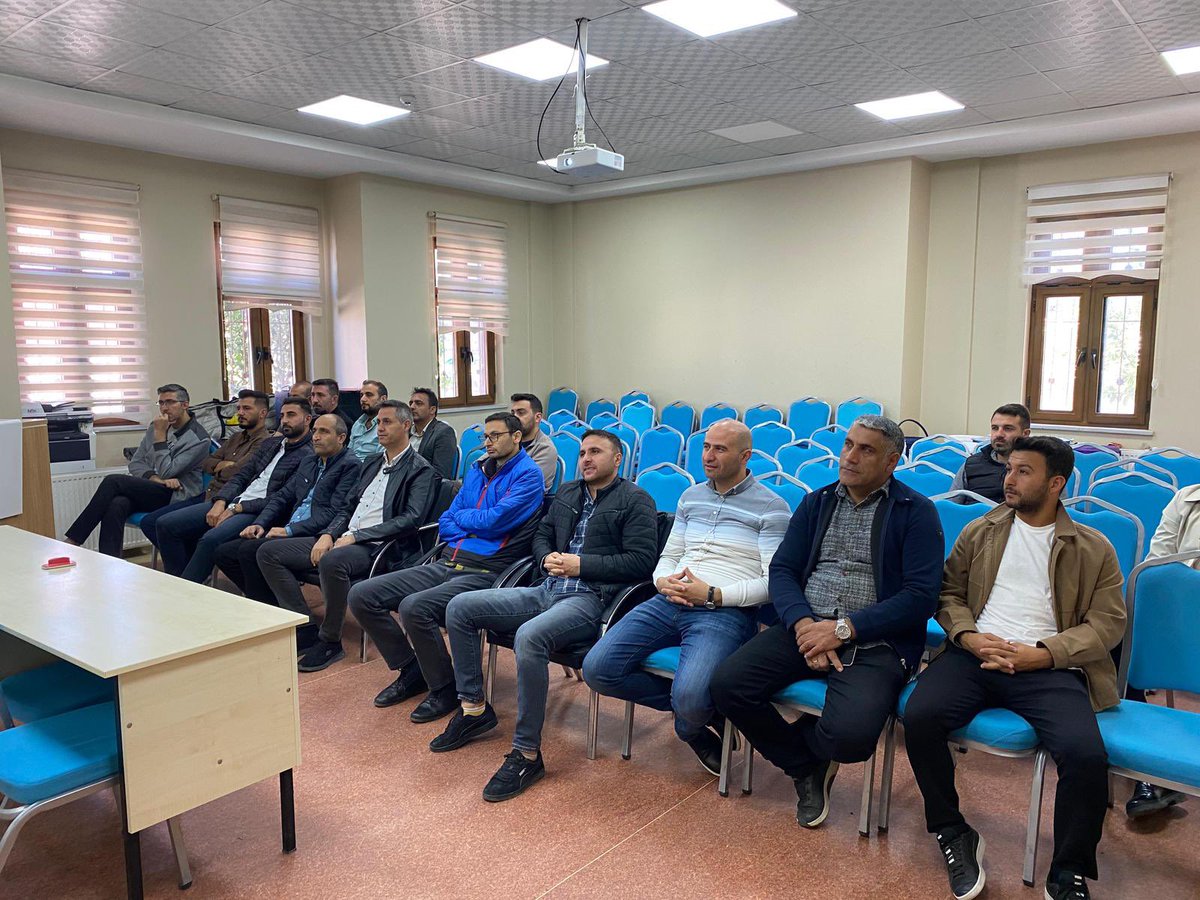 Türkiye Yüzyılı Maarif Modeli kapsamında tüm kademelerdeki okul yöneticilerine Erdem-Değer-Eylem Çerçevesi doğrultusunda bilgilendirme toplantısı yapıldı. <a href="/tcmeb/">Millî Eğitim Bakanlığı</a> <a href="/tcagrivaliligi/">T.C. Ağrı Valiliği</a> <a href="/agrimem/">AĞRI MEM</a> <a href="/hasan_kokrek/">Hasan Kökrek</a> <a href="/TslcyKaymakamlk/">T.C. Taşlıçay Kaymakamlığı</a> <a href="/Ahmetkaya0404/">Ahmet KAYA</a> <a href="/UtkuKzlkya/">Utku Kızılkaya</a> <a href="/ihsankosen/">ihsankosen</a>