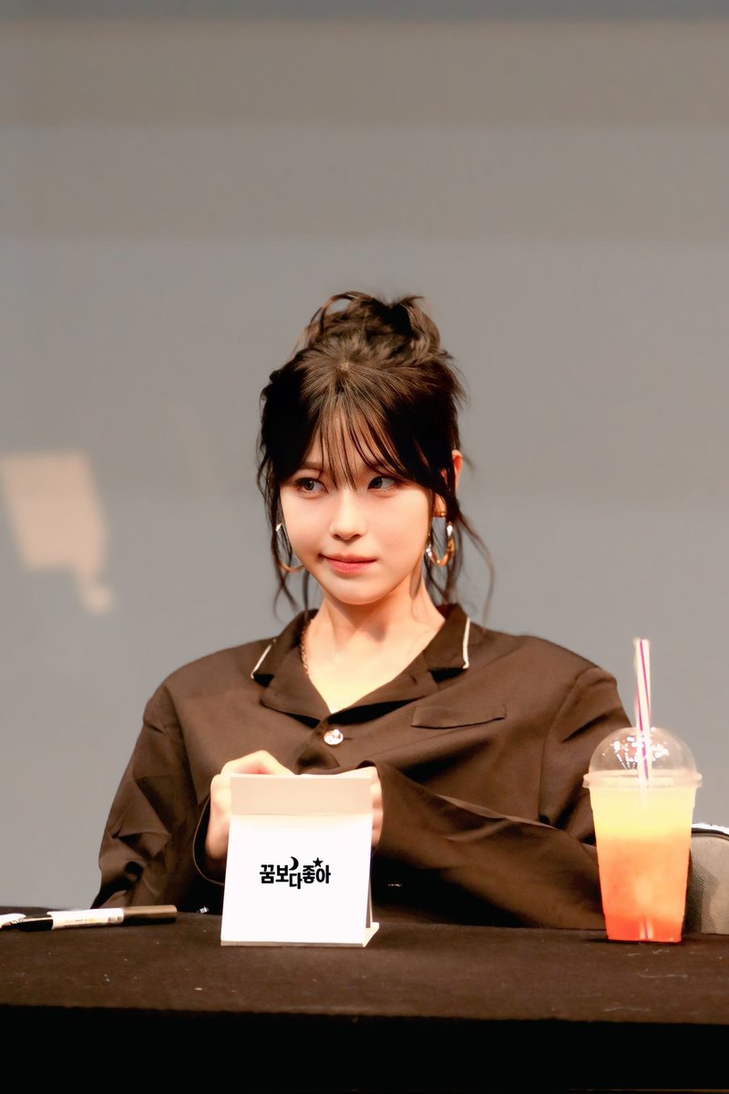 eyecontact0124's tweet image. 250703 애플뮤직 팬싸인회 백지헌
#fromis_9 #프로미스나인 #백지헌