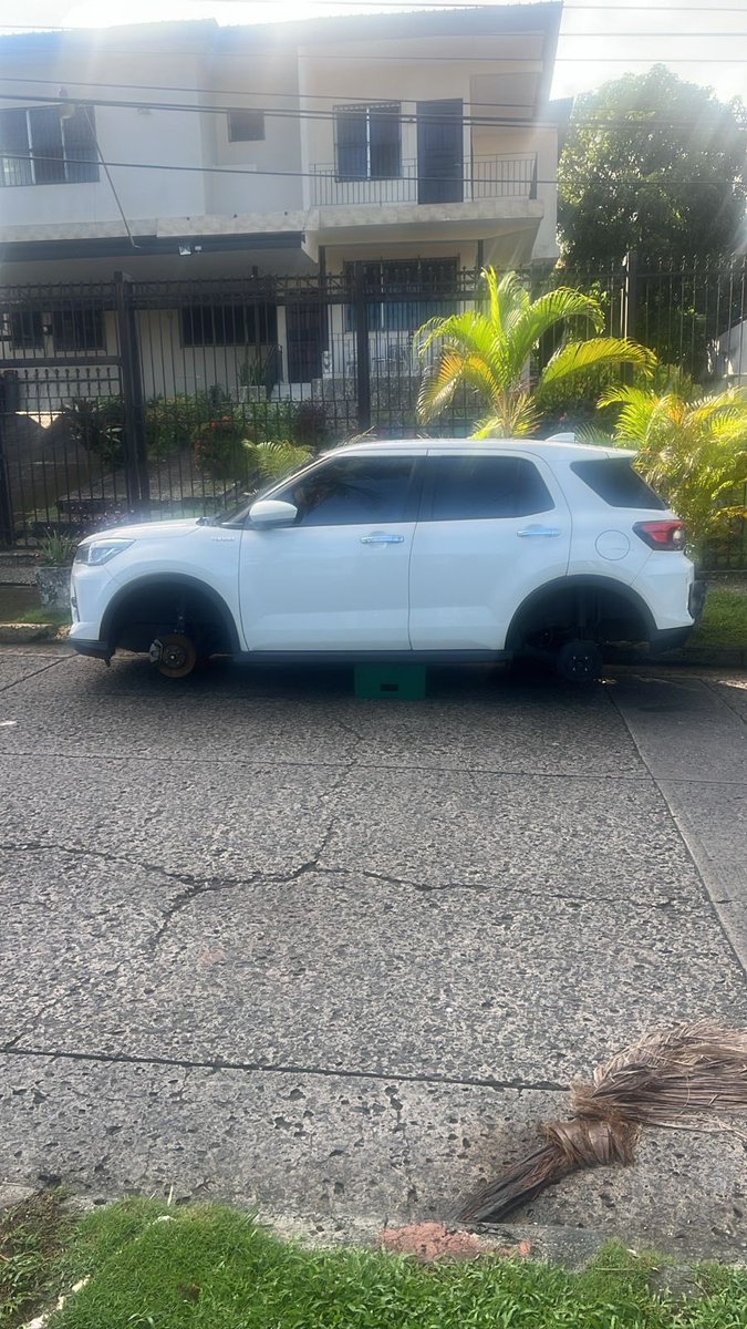 Esto fue en Betania! <a href="/JCBetania/">Junta Comunal Betania</a> las 4 llantas se llevaron. Necesitamos apoyo y vigilancia. Calle Otawa. Ah y agua👆🏼