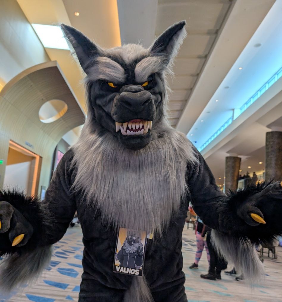 Ya know like, snarly noises n stuff

#FursuitFriday