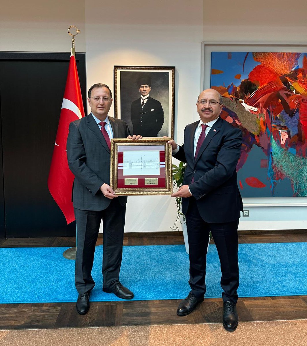 Almanya’nın başkenti Berlin’deki programımız kapsamında Büyükelçimiz Sayın Gökhan Turan’ı ziyaret ettik. 

Kendisine misafirperverliğinden dolayı teşekkür eder, çalışmalarında kolaylıklar dilerim.

<a href="/TC_BerlinBE/">Türkiye in Germany</a>