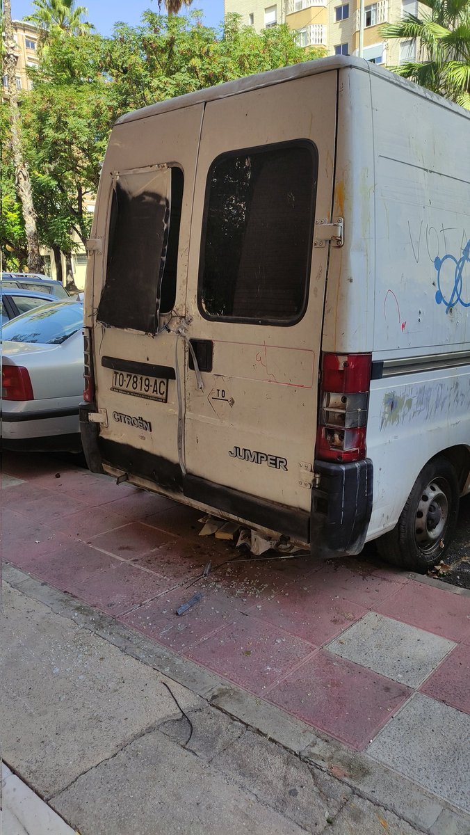 Emeerida's tweet photo. No somos ciudadanos de segunda. Y esto es una vergüenza. Furgoneta abandonada y llena de escrementos de persona, que la adjudicataria no limpia ni se acerca. Así todas las calles. https://t.co/1dx4j0GDo7