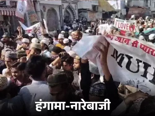 जुमे के बाद मौलाना तौकीर रजा साहब के बुलावे पर मुस्लिम युवा I Love Muhammad के मुद्दे पे डीएम को लेटर देने इस्लामिया मैदान जा रहे थे

बरेली पुलिस ने रोकने की कोशिश‌ और नारे लगा रहे युवाओं पर लाठीचार्ज शुरू कर दिया।

Bareilly से आ रहे विडियो देखकर आप रो सकते हैं 👇

मुसलमानों के