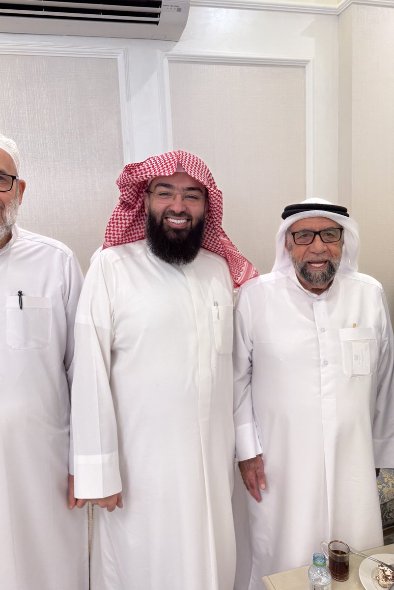 تشرفت اليوم بزيارة الشيخ طايس الجميلي، خطيب مفوه وصاحب سابقة في الدعوة والعلم بالكويت، ثم واصل مسيرته في قطر، وفي مجلسه يبهرك مشهد الأمة الواحدة، حيث تجتمع فيه قلوب من شتى الجنسيات على همٍّ مشترك ورسالة جامعة .