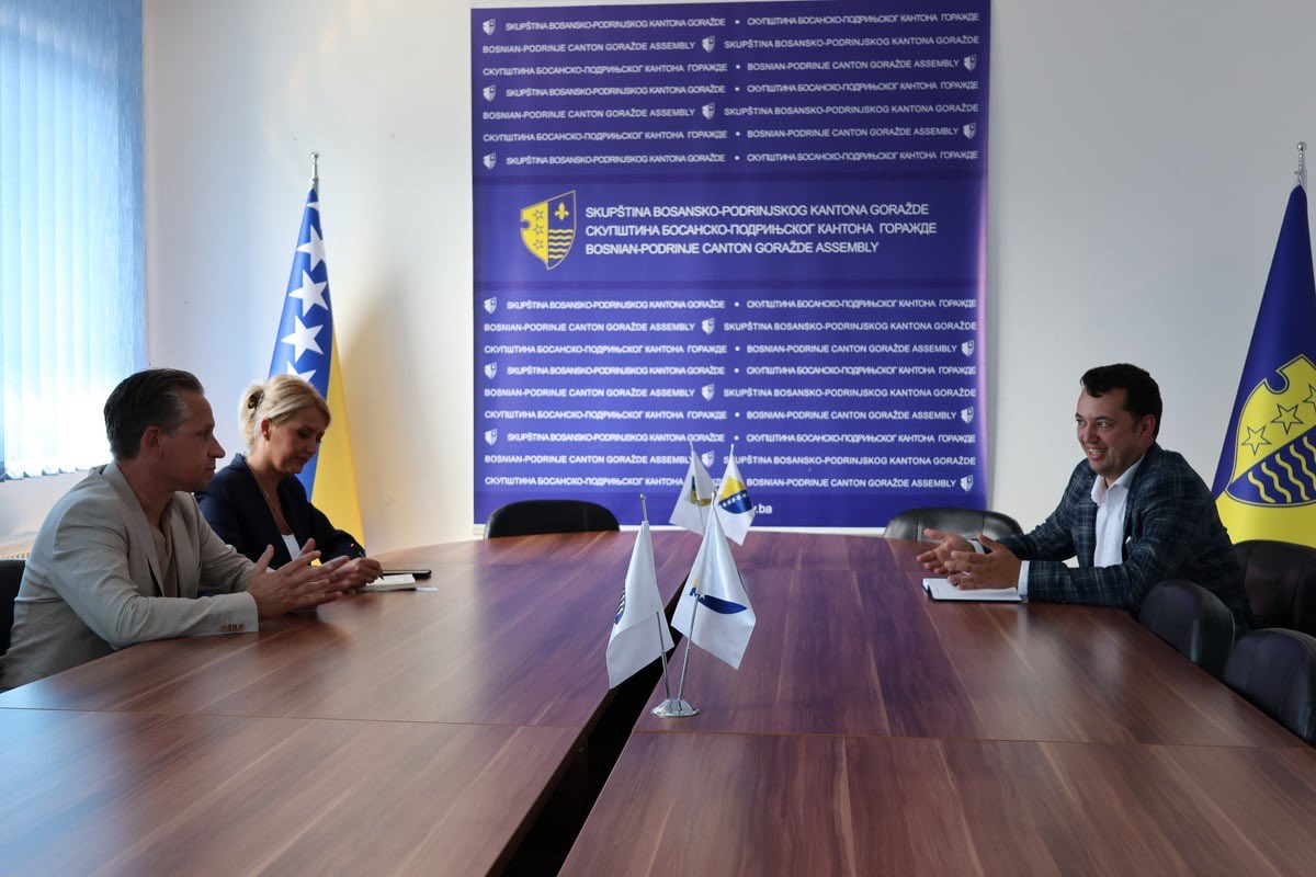 CSS_BiH's tweet image. 🟡 Danas je održan sastanak između gđe Aide Kržalić, potprdsjednice #CSSBiH, g. Merijn Hartog-a, direktora #CESS i g. Muradifa Kanlića, predsjedavajućeg Skupšine Bosansko-podrinjskog kantona Goražde.