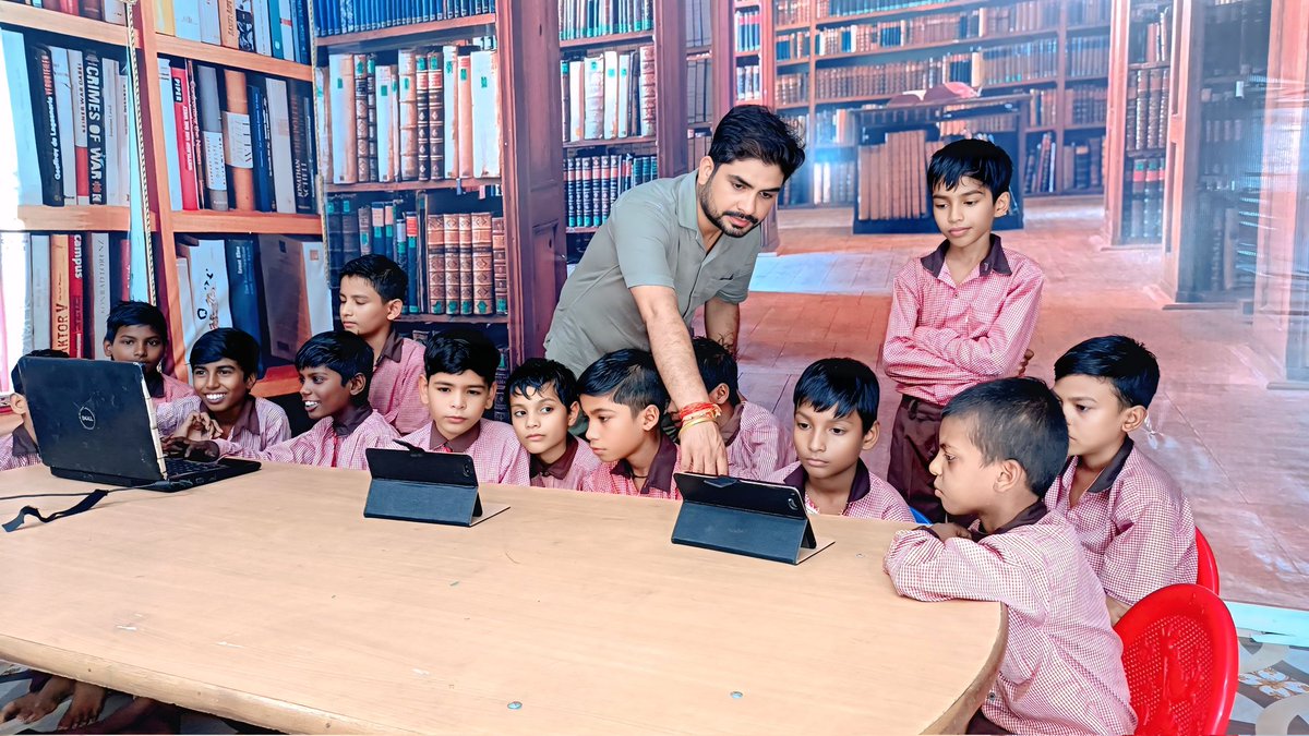 शिक्षक से समाज बेहतर क्रियाकलापों, रचनात्मक, जनजागरण, मुखरता, गंभीरता की आशा करता है। 
यदि आप शिक्षक हैं तो शब्दों, क्रियाकलापों, फ़ोटो खासकर सोशल मीडिया पर जिम्मेदारी झलकनी चाहिए, आपको बहुत लोग पढ़ते हैं, और आपके अनुसार ही शिक्षकों की छवि को गढ़ते हैं।
सोशल मीडिया पर