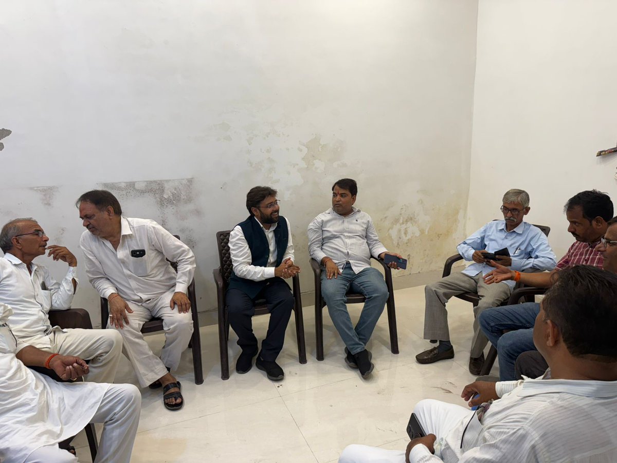 आज आगरा खण्ड स्नातक निर्वाचन क्षेत्र के जनपद फिरोजाबाद के ब्लाक जसराना और ब्लाक एका में बड़े बुजुर्गो का आशीर्वाद लिया और साथियों से मुलाकात कर अधिक से अधिक संख्या में स्नातक मतदाताओं के पंजीकरण की अपील की...

लड़ेगा पीडीए, जीतेगा पीडीए।

श्रद्धेय नेताजी अमर रहें।
आदरणीय अखिलेश
