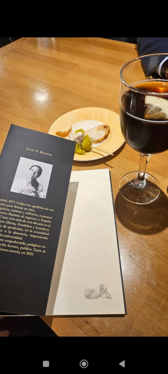 Las fotos de mis libros llegando a vuestras casas me conmueven mucho. Pero...

¡Ay éstas!

Cristina, Juana y Julia de vermú en Oviedo. 💕