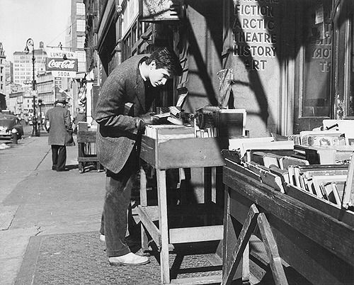 BoylanRoger's tweet image. Anthony Perkins browsing at a bookstall on Fourth Avenue, NYC, 1958. The avenue between Astor Place and Union Square was once known as Book Row for its high number of booksellers, but today only the Strand survives.