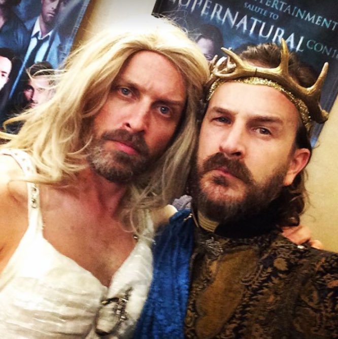 ConKings's tweet image. Every so often there are mentions on @kingsofcon podcasts (including most recent one) of Rob dressed as Khaleesi, so here’s a few more  photos of the Game of Tones karaoke cosplay in 2016.
Selfie, + Photo by @chrisschmelke (w/ the dragon😉)
@dicksp8jr @RobBenedict #kingsofcon