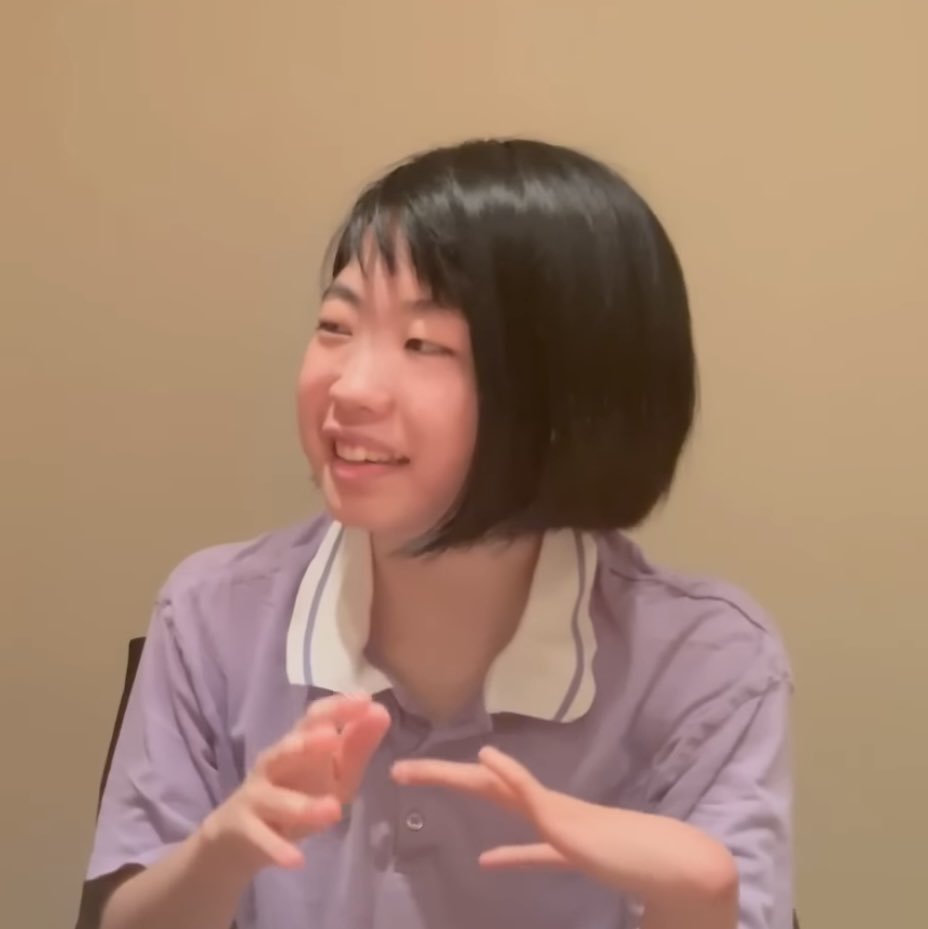 暗がりの自販機に置いてあるおしるこ