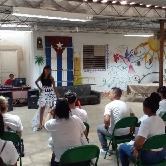 UJCdeCuba's tweet photo. Hasta el Proyecto Sociocultural Maravillas de la Infancia en #Matanzas, arribaron los participantes de la #DirecciónNacionalAmpliada de la @bjm_arte, verdadero placer compartir y disfrutar del arte que desarrollan estos niños, niñas y adolescentes. #21AñosBjm #UJCdeCuba https://t.co/E5n2GfJmaB