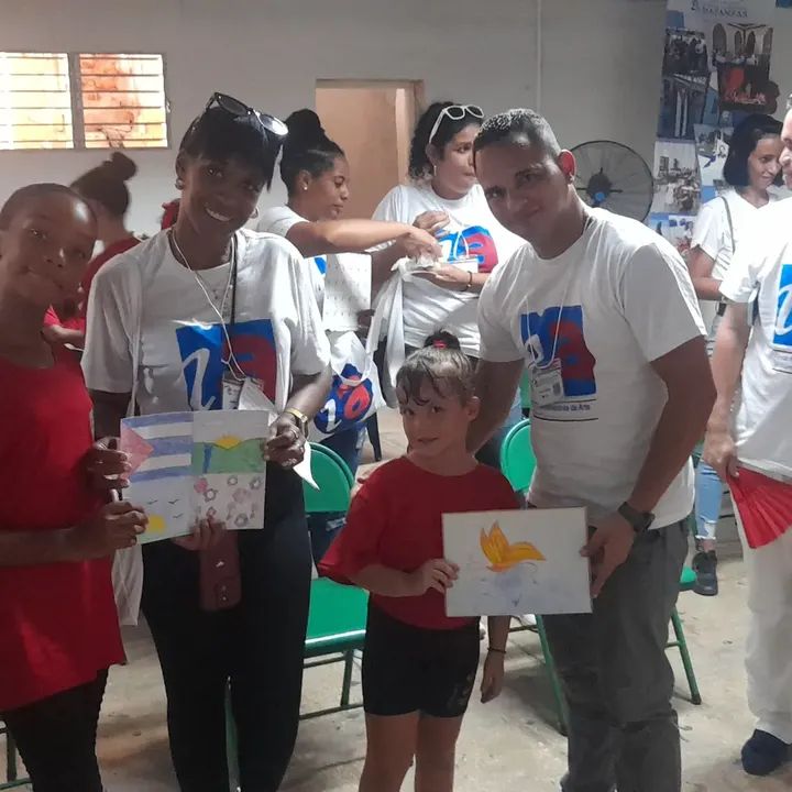 UJCdeCuba's tweet photo. Hasta el Proyecto Sociocultural Maravillas de la Infancia en #Matanzas, arribaron los participantes de la #DirecciónNacionalAmpliada de la @bjm_arte, verdadero placer compartir y disfrutar del arte que desarrollan estos niños, niñas y adolescentes. #21AñosBjm #UJCdeCuba https://t.co/E5n2GfJmaB