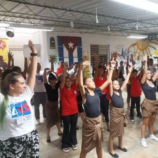 UJCdeCuba's tweet photo. Hasta el Proyecto Sociocultural Maravillas de la Infancia en #Matanzas, arribaron los participantes de la #DirecciónNacionalAmpliada de la @bjm_arte, verdadero placer compartir y disfrutar del arte que desarrollan estos niños, niñas y adolescentes. #21AñosBjm #UJCdeCuba https://t.co/E5n2GfJmaB