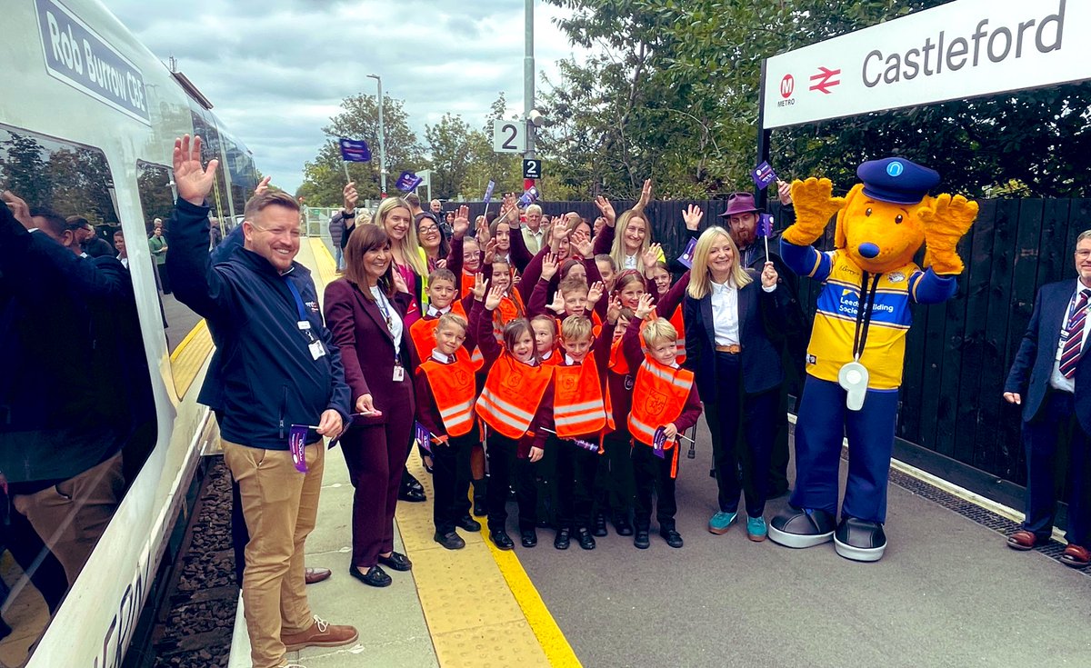 Alex Hornby (@alexhornbyrail) on Twitter photo What a lovely occasion today as we name and brand a train after the superhero super league superstar Rob Burrow CBE, in partnership with our great friends <a href="/mndassoc/">MND Association</a> here in Castleford.
Special times. ๐๐ What a lovely occasion today as we name and brand a train after the superhero super league superstar Rob Burrow CBE, in partnership with our great friends <a href="/mndassoc/">MND Association</a> here in Castleford.
Special times. ๐๐
