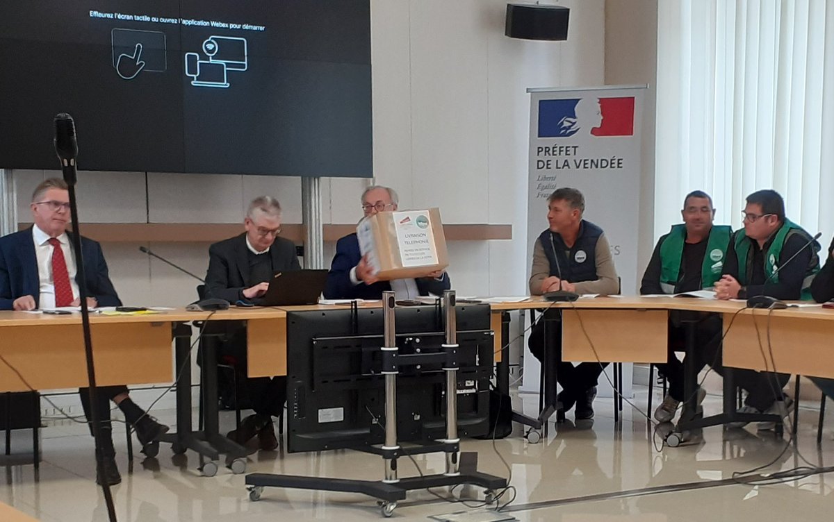 FDSEA Vendée (@fdseavendee) on Twitter photo L'Etat trouve ses solutions pour remplir les assiettes : Accord Mercosur, importations... ❌STOP 💡#FdseaVendee <a href="/JAVendee/">JA de Vendée</a> préfèrent: 💶 une juste rémunération de notre travail, soutien à l'installation,📲 une administration à l'écoute et en soutien des projets agricoles🚜 #fnsea L'Etat trouve ses solutions pour remplir les assiettes : Accord Mercosur, importations... ❌STOP 💡#FdseaVendee <a href="/JAVendee/">JA de Vendée</a> préfèrent: 💶 une juste rémunération de notre travail, soutien à l'installation,📲 une administration à l'écoute et en soutien des projets agricoles🚜 #fnsea