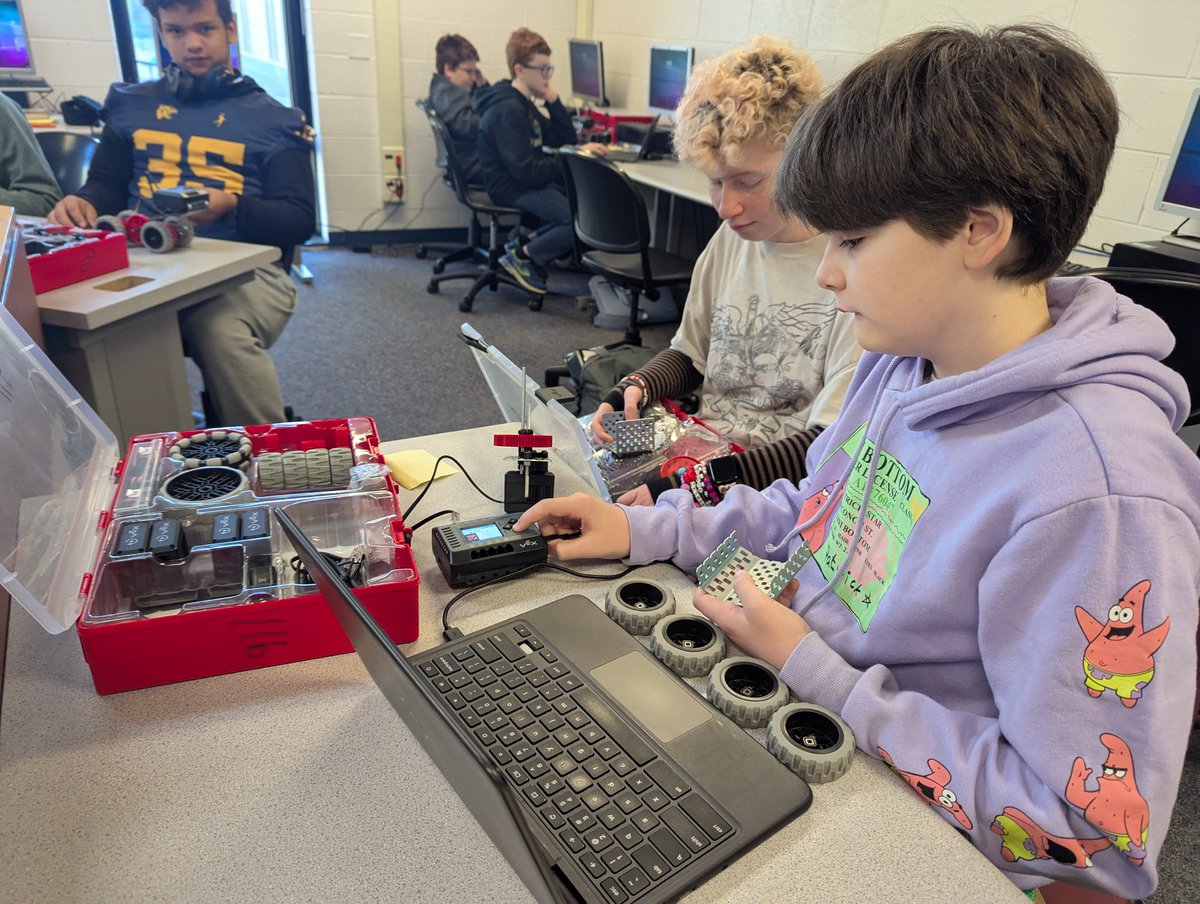 FranseeTech's tweet image. STEM Lab 8;students exploring coding and Automation &amp;amp; Robotics!  #MMSSTEM
