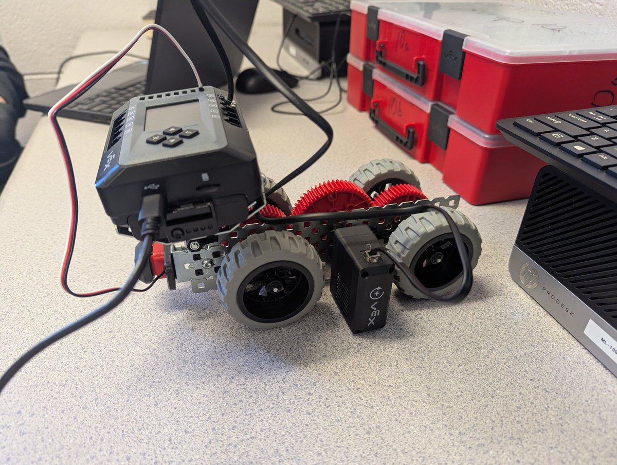 FranseeTech's tweet image. STEM Lab 8;students exploring coding and Automation &amp;amp; Robotics!  #MMSSTEM