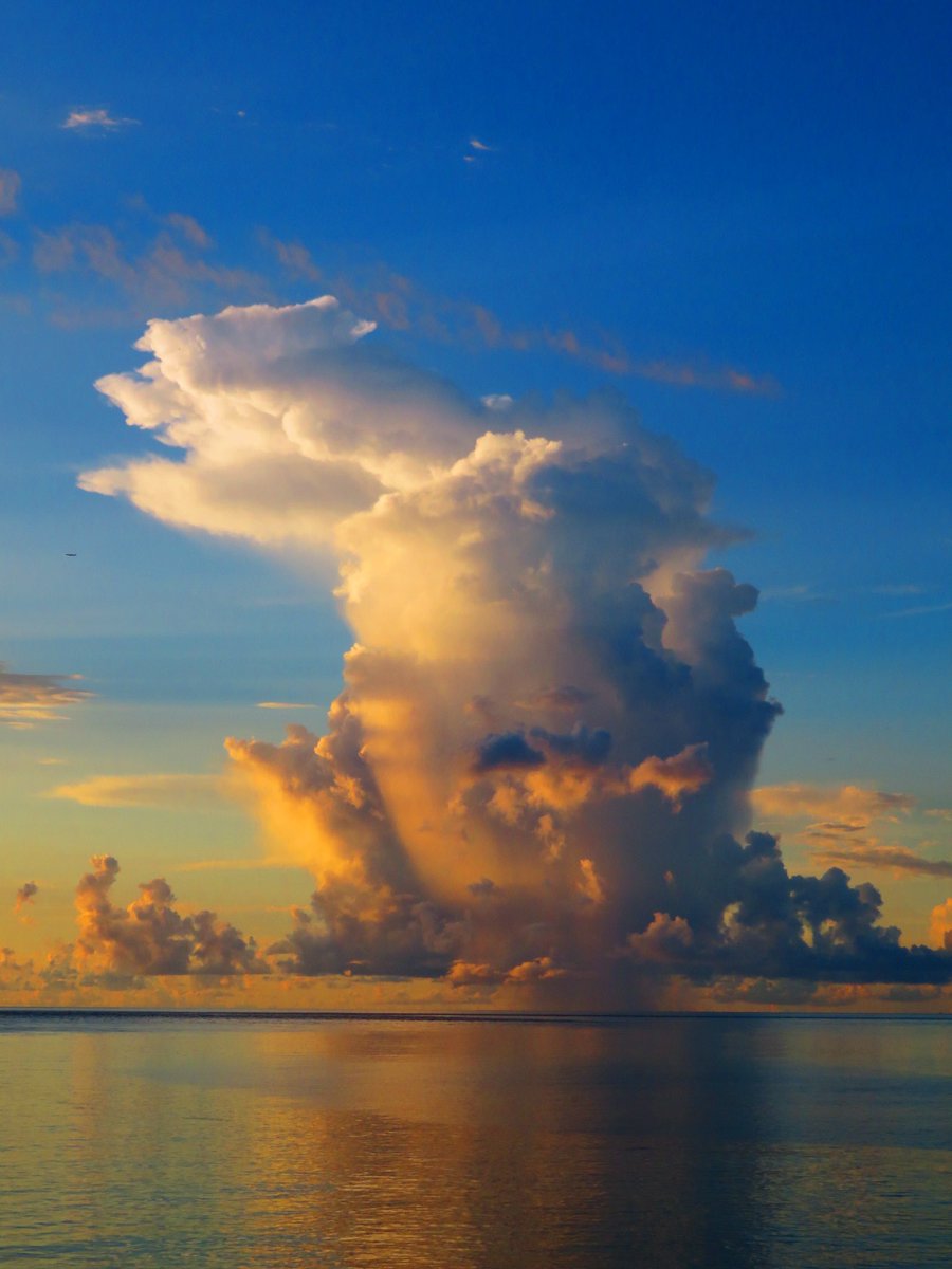 荒木健太郎 (@arakencloud) on Twitter photo 雲と空と海。 雲と空と海。