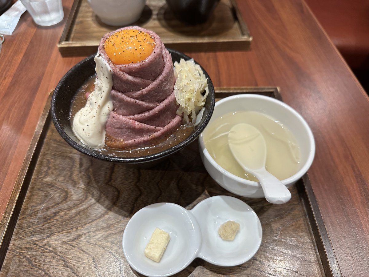 めっちゃ久しぶりにローストビーフ丼食べた🤩