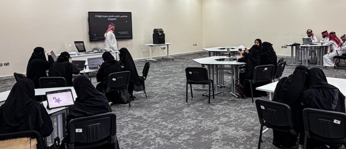 ✨ لحظات مبهرة عاشها المشاركون 

حيث انطلقت أولى التطبيقات العملية بطباعة نماذج ثلاثية الأبعاد صغيرة 🖨️🚀

تجربة ثرية مكّنتهم من تحويل أفكارهم إلى نماذج واقعية ملموسة 💡
#مسار_التصميم_والطباعة_ثلاثية_الأبعاد
#نادي_كلية_الحاسبات_وتقنية_المعلومات

تصوير الطالب/ رواد الجهني