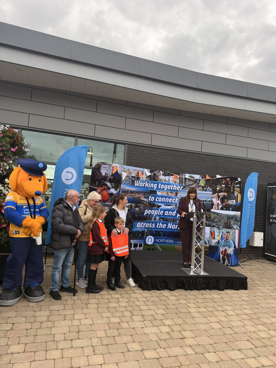 northernassist's tweet image. Joined by Rob’s family, @MayorOfWY, @YvetteCooperMP @mndassoc our colleagues and friends to mark this special unveiling of the Rob Burrow CBE train.

Together we celebrate his strength, courage and legacy. 💙 

#RobBurrow #NorthernTrains