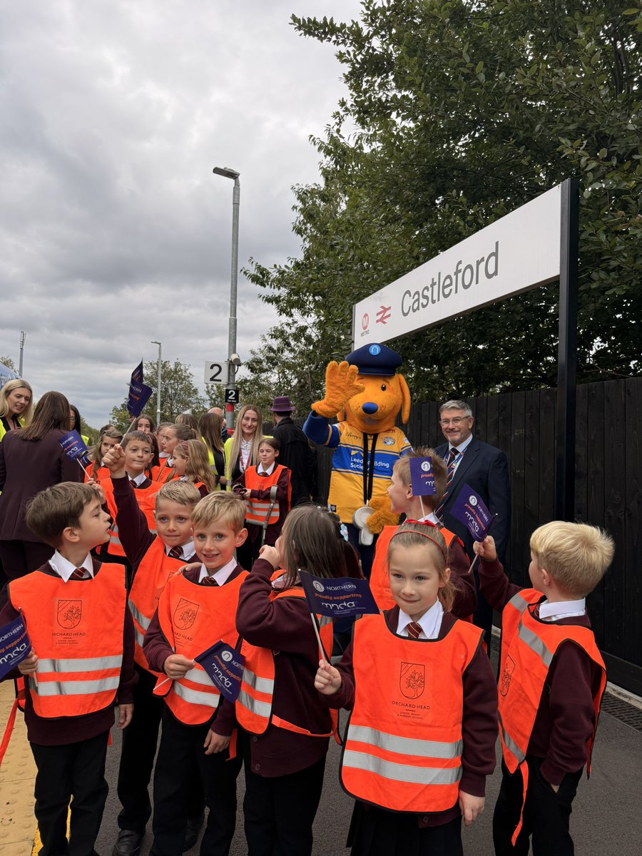 northernassist's tweet image. Joined by Rob’s family, @MayorOfWY, @YvetteCooperMP @mndassoc our colleagues and friends to mark this special unveiling of the Rob Burrow CBE train.

Together we celebrate his strength, courage and legacy. 💙 

#RobBurrow #NorthernTrains