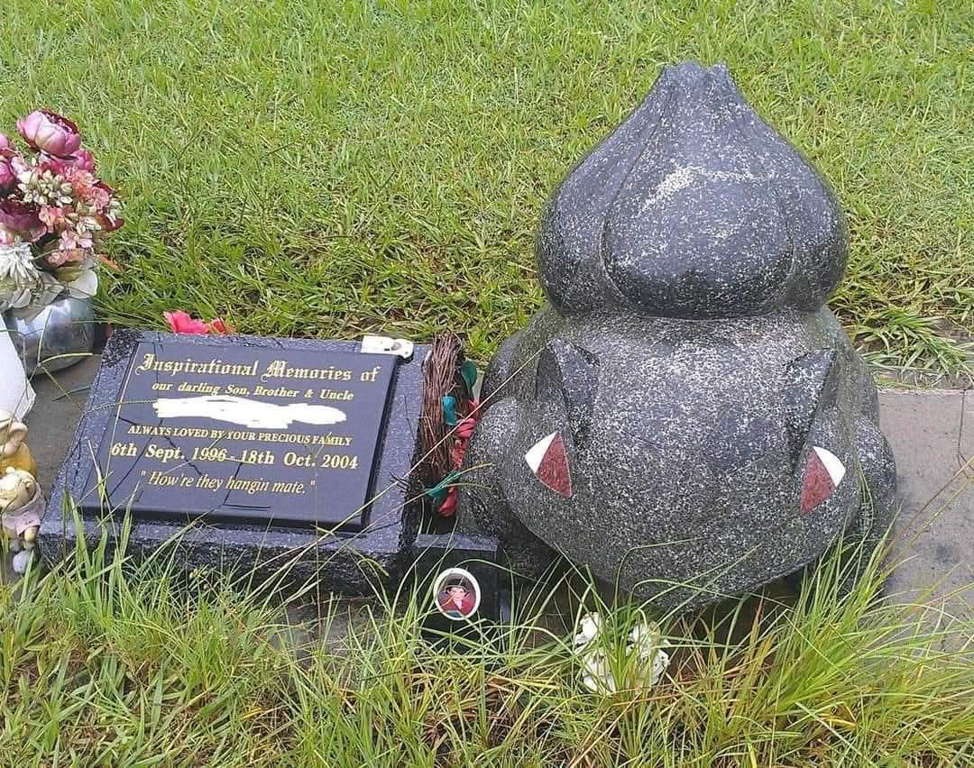 Encontraron una tumba de un niño fan de Pokémon que falleció a los 8 años en el año 2004. Su Pokemon favorito era Bulbasaur, por lo que le construyeron una lápida con la forma de este Pokémon para que lo acompañe por toda la eternidad