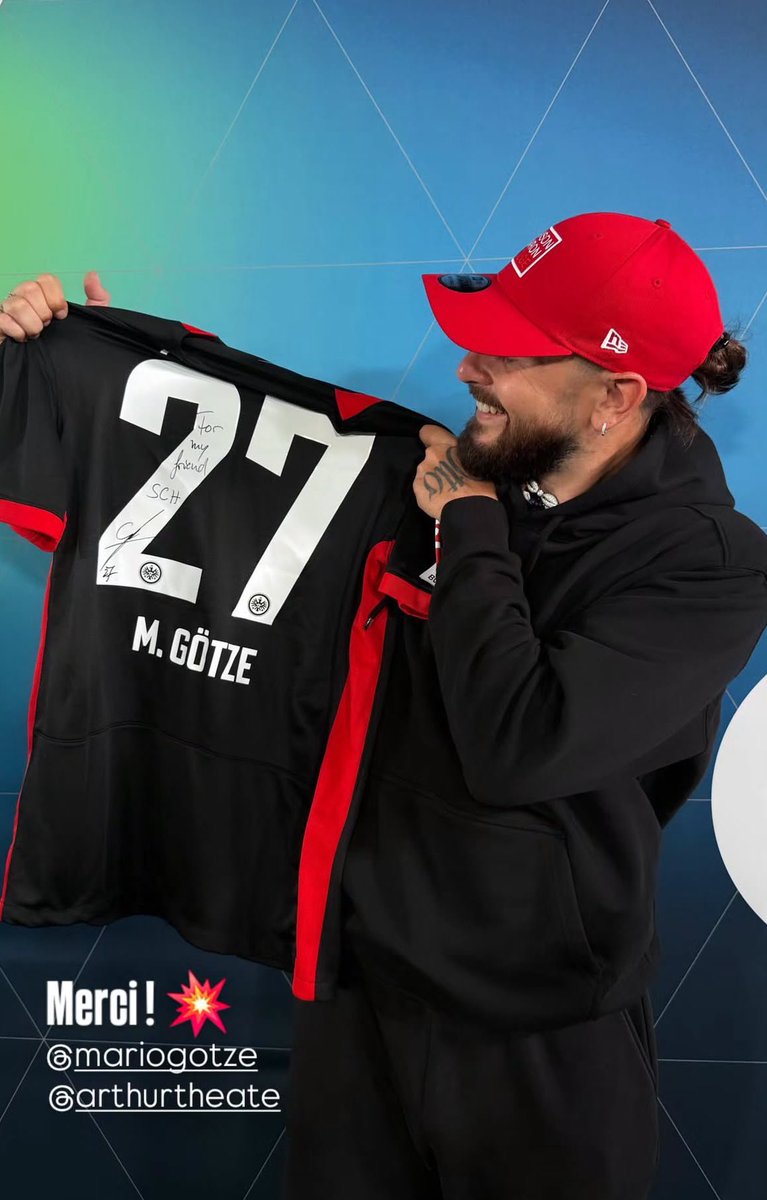 ActuFoot_'s tweet photo. Mario Götze 🇩🇪, souvent cité dans les morceaux de SCH, lui a offert un maillot dédicacé. 👕🫂

"𝘊’𝘦𝘴𝘵 𝘭𝘦 𝘚, 𝘎𝘰̈𝘵𝘻𝘦 𝘕𝘶𝘮𝘦́𝘳𝘰 𝟣𝟫" 🎶

📲 Instagram https://t.co/pv03AYro5U