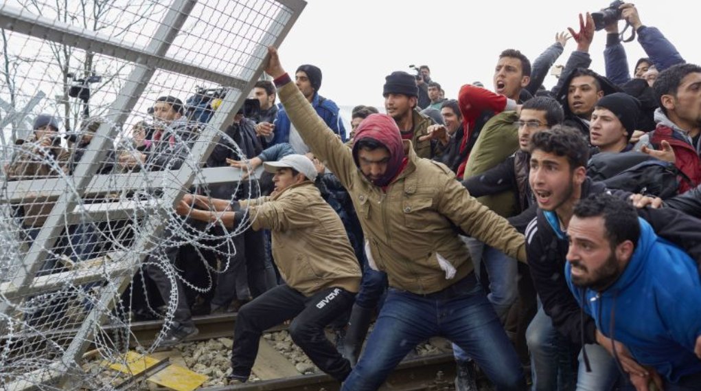 Plaši atvērtie migrācijas vārti ir jāaizver!!!

Lai gan joprojām nav mazinājies nelegālo migrantu spiediens uz valsts ārējām robežām, šobrīd lielāko apdraudējumu un lielākos nākotnes drošības riskus rada tieši legālā migrācija.
      Statistika liecina – 2025. gada 1. jūlijā