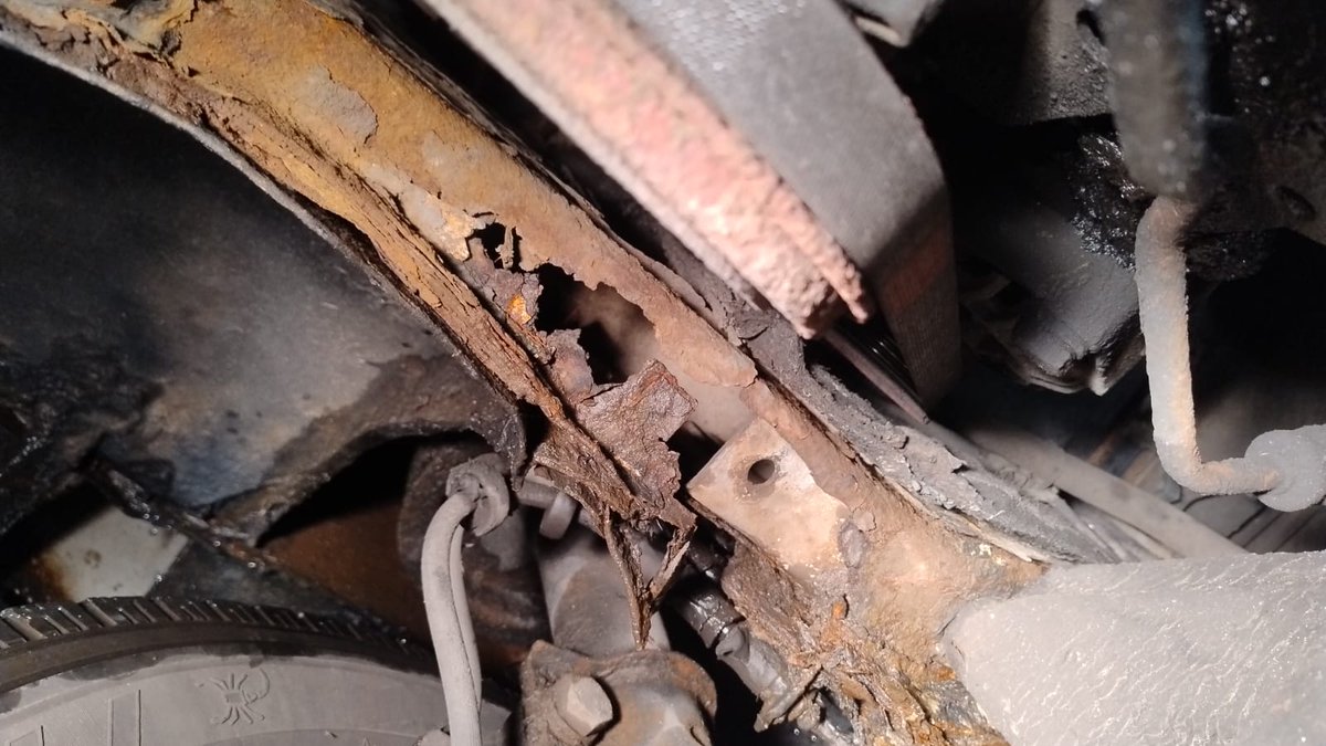 TechnikSTK's tweet photo. Vozidlo zakoupeno před týdnem, nějaký čas už bez platné TP. Na pohled docela pěkné, přesto kupní smlouva na soubor náhradních dílů. Pán bude uplatňovat odstoupení od smlouvy, ale jestli to vůbec půjde nevím... https://t.co/DuQnEcUe3Y
