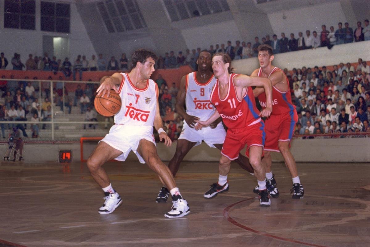 CurtaVermelha's tweet photo. João Noronha Lopes anunciou a intenção de levar o Basquetebol à Euroleague. Isto é, naturalmente, uma promessa sonante — provavelmente a mais sonante que JNL fez até agora — e tem que ser muito bem calculada pelos adeptos.

O orçamento mais pequeno da Euroleague é de cerca de 14 milhões de euros. O orçamento médio é de 27 milhões. O orçamento de todas as modalidades do Benfica é de 27 milhões. Logo aqui temos um entrave financeiro enorme. João Noronha Lopes diz que conta com patrocinadores estratégicos e apoios governamentais. Mas provavelmente para o Benfica fazer este tipo de aposta no Basquetebol, terá que abdicar de outras equipas. Fica no ar então a questão: que outras equipas é preciso de abdicar para ter o Basquetebol na Euroleague?

Depois há a segunda limitação: a base de talento português não é muito forte. É aliás a pior de todas as modalidades. O Benfica nos últimos anos entrou a pulso na segunda/terceira principal competição europeia — para uns é a segunda, para outros é a terceira —, fomos o primeiro clube a lá entrar nos últimos 20 anos, e saímos da fase de grupos uma vez. A Liga Portuguesa obriga o Benfica a ter no máximo seis atletas estrangeiros. O resto têm que ser portugueses ou formados em Portugal — Betinho e Eduardo Francisco são formados em Portugal por exemplo. Há um atleta português de nível da Euroleague: o Neemias Queta. O segundo melhor basquetebolista português da actualidade ou é o Rafael Lisboa, que está a jogar na Segunda Divisão Espanhola, ou o Travante Williams, que está a jogar Basketball Champions League, como o Benfica. Nenhum tem nível de Euroleague. E isso lança a segunda questão: onde é que o Benfica vai buscar cinco ou seis jogadores formados em Portugal que tenham nível para jogar Euroleague?

Todos temos saudades das noites de Basquetebol Europeu nos anos 90. João Noronha Lopes foi a Miami e falou com os Miami Heat. Talvez daí tenha saído esta ideia. Passar do papel para a realidade é outra história. Vamos ver se nas próximas semanas fala mais sobre este tema.