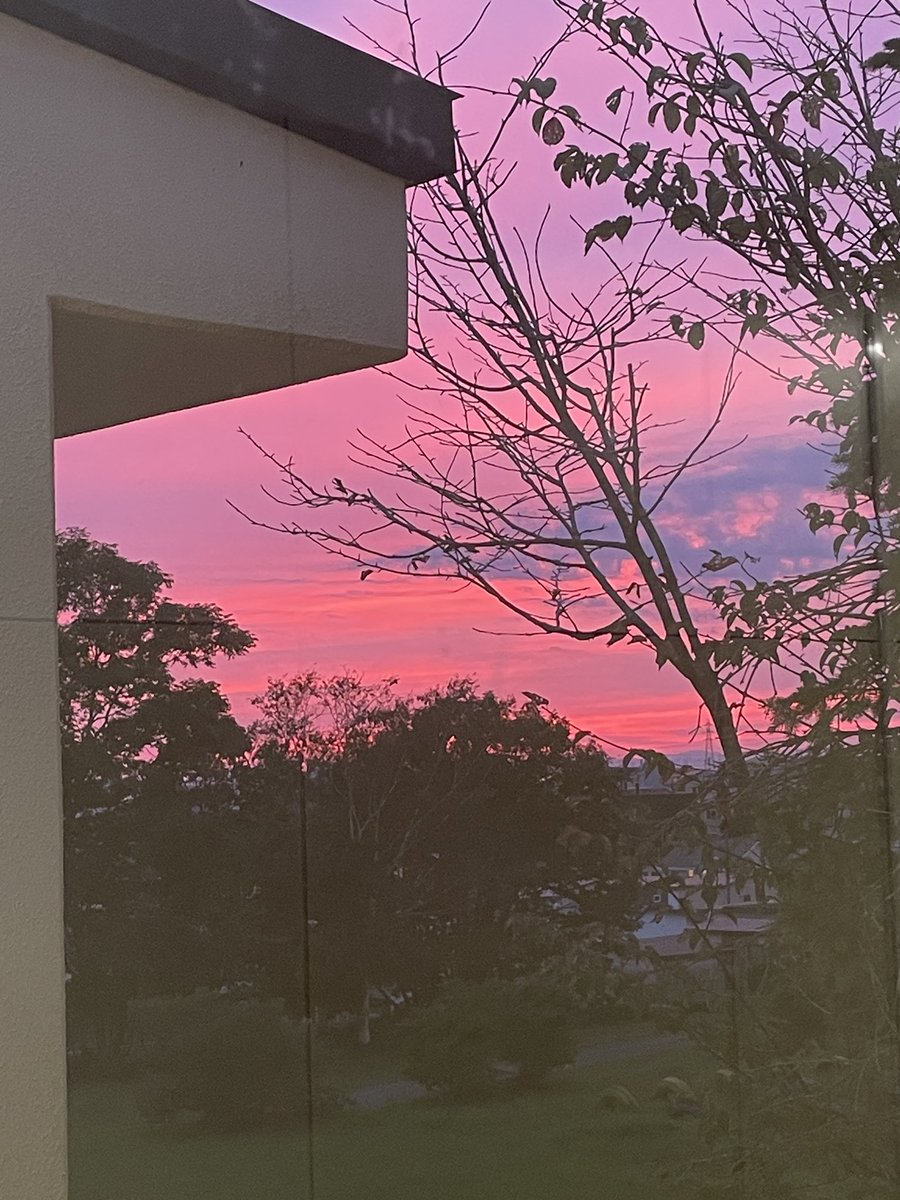 k8m8y2's tweet photo. 勤務校からの夕日。釧路の夕日は美しい。 https://t.co/EnL7zRFLO5