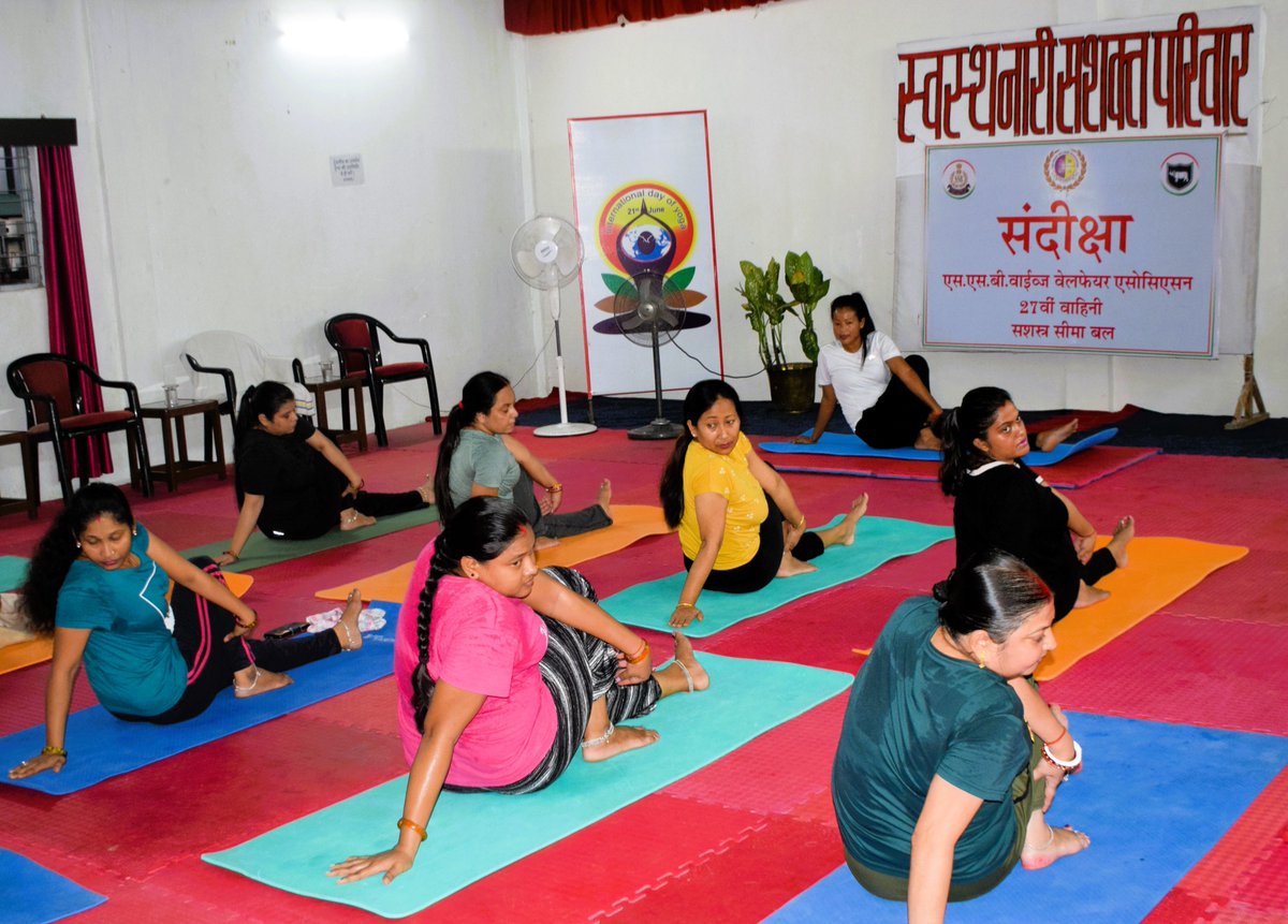 दिनांक 26.09.25 को ‘स्वस्थ नारी, सशक्त परिवार’अभियान के तहत वाहिनी मुख्यालय में श्रीमती कुसुम सिंह, संदीक्षा अध्यक्षा, 27वीं वाहिनी, सशस्त्र सीमा बल तथा उपस्थित संदीक्षा सदस्याओं द्वारा योगाभ्यास किया गया I
#SwasthNariSashaktParivar 
<a href="/PIBHomeAffairs/">PIB - Ministry of Home Affairs</a> 
<a href="/PMOIndia/">PMO India</a> 
<a href="/MoHFW_INDIA/">Ministry of Health</a>