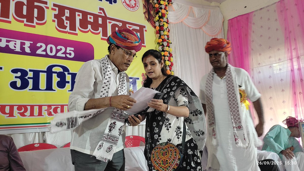 <a href="/AmritaSing83030/">Amrita Singh</a> शैक्षिक सम्मेलन में आए माननीय केंद्रीय जलदाय मंत्री कन्हैयालाल चौधरी जी माननीय निवाई विधायक रामसहाय वर्मा जी तथा माननीय टोंक जिला प्रमुख सरोज बंसल जी को कंप्यूटर अनुदेशकों के कैडर विस्तार PAYGRADE और MGGS संबंधी ज्ञापन दिया गया.
#bci4200
#sci4800