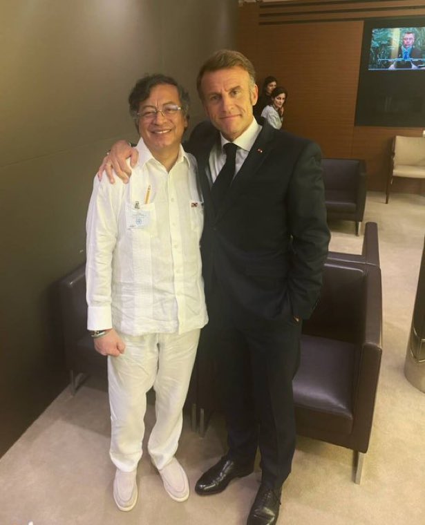 Hay que ser un francés muy payaso para posar con el narcopayaso lacayo de Maduro.