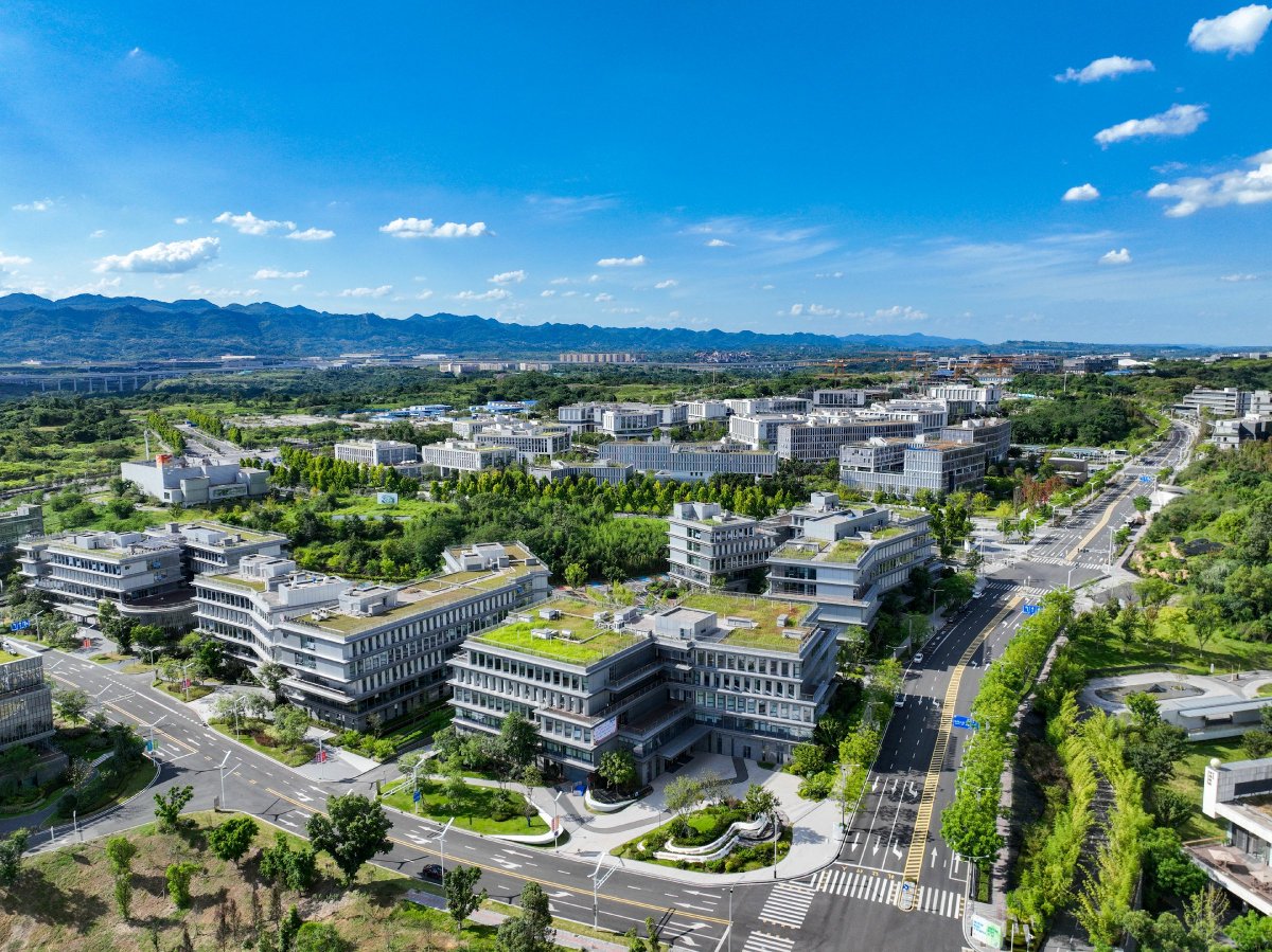 CQ_Liangjiang's tweet image. 🚀 The Mingyue Lake #AI public #computingpower sharing platform goes online in #LiangjiangNewArea, offering 224PFlops of computing power for #AI model training, research, and digital transformation. The platform provides low-cost services to businesses and universities.
