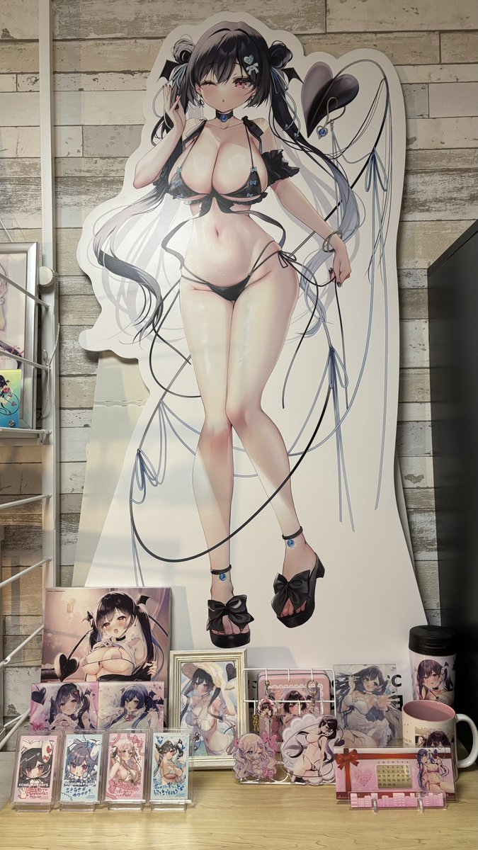 あゆま紗由先生(<a href="/ayumasayun/">あゆま紗由😈 新作配信&既刊半額セール中</a> )のグッズようやく飾れたのでご報告！！
去年の個展の抽選と今年のキャンペーンで当たった等身大ようやく並べられました
水着の等身大スタンドは個人的に大好きなイラストなので滅茶苦茶嬉しいです☺️☺️