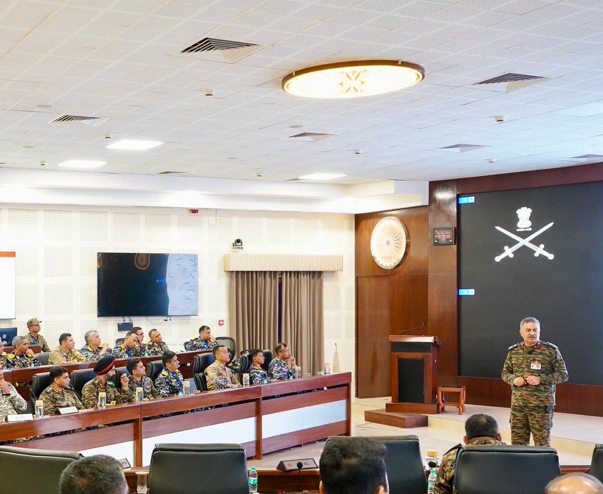 westerncomd_IA's tweet image. #CapabilityDevelopment
#Synergy

HQ #WesternCommand hosted the 38th Naval Higher Command Course, offering an operational and logistics overview and highlighting its key role in #OperationSINDOOR and national security. Lt Gen #ManojKumarKatiyar, PVSM, UYSM, AVSM, #ArmyCommander,…