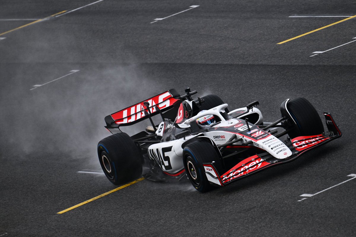 Los avances en la seguridad han permitido que hoy Romain Grosjean haya vuelto a pilotar un #F1. En sus manos aun se ven las cicatrices, pero son muy poco para lo que fue su accidente 🔥. Sigo creyendo que fue un milagroso desenlace. Hoy me alegro por él y su familia.