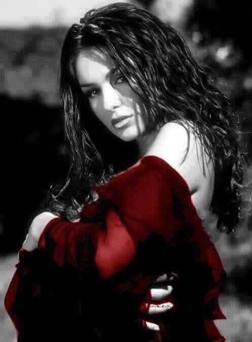 Bazı kadınların gözleri karşı
duvarda olsa da, 
akılları arkalarında dönen dolapları görür:))