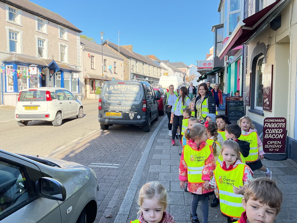 #dosbarthbenigeidfran and #dosbarthbarti ddu have explored Narberth today. Ni wedi cerdded drwy’r dre I archwilio ein gymuned.