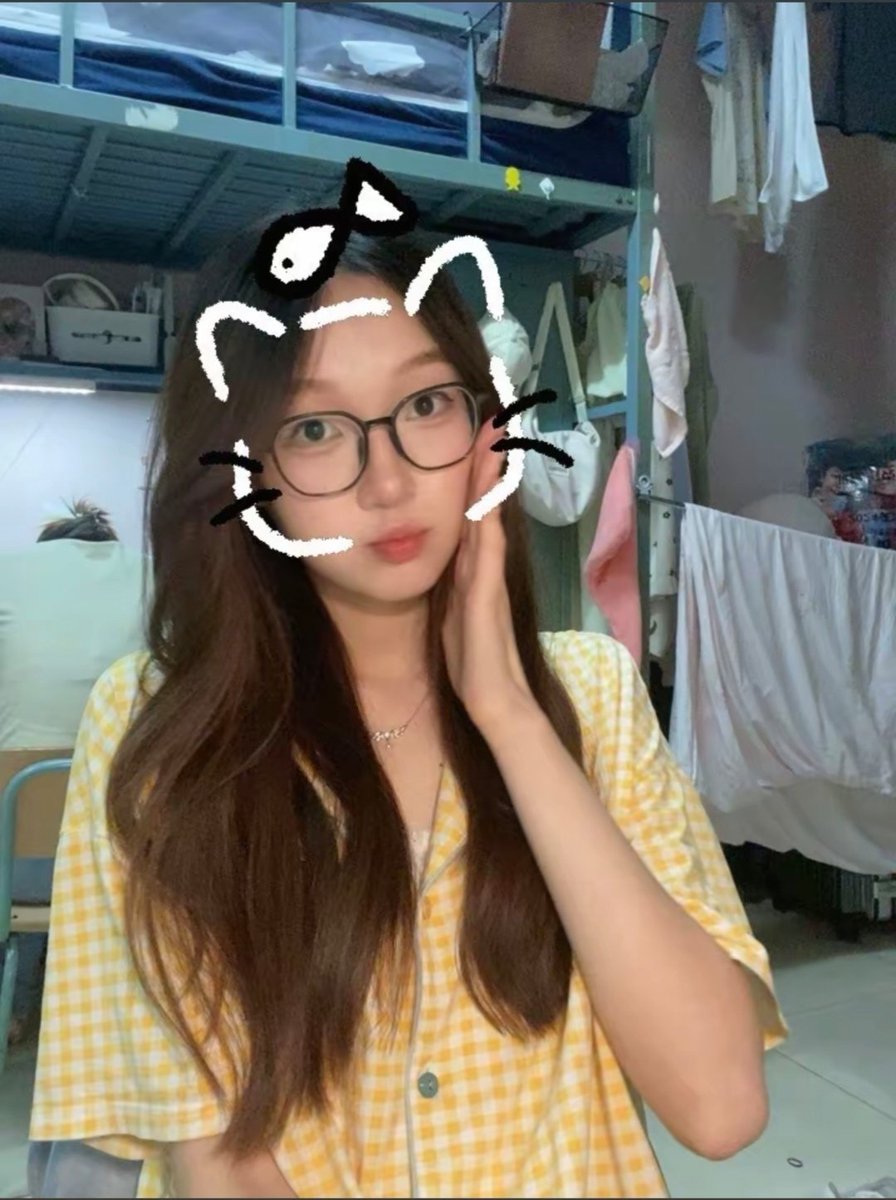 【骚货自曝】来了一个我最喜欢的反差眼镜妹投稿自曝！闫奕欢，20岁，在读大学，想要被合照射屏羞辱，私信给我返图的可以得到她的反差裸照！想看反差眼镜妹大曝光的过来私信！