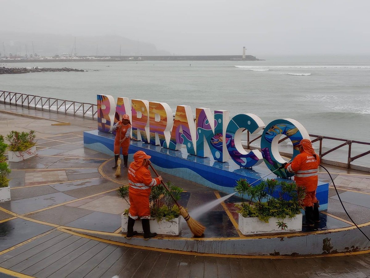Estamos realizando limpieza de las playas barranquinas. Por tercer día consecutivo la marea está trayendo plásticos industriales a las orillas.
Asimismo, los accesos, bancas y malecón viene siendo baldeado y barrido para recibir con orden y seguridad a los visitantes.