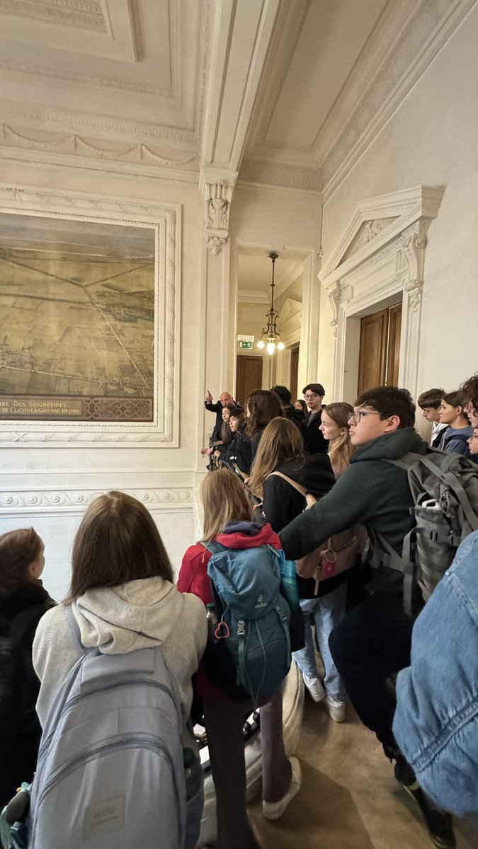Ce matin, la Mairie de Clichy a accueilli une classe du collège Van Gogh et leurs correspondants venus d’Heidenheim (Allemagne), ville jumelle de Clichy, accompagnés de leurs professeurs.
programme : découverte du patrimoine local et présentation du fonctionnement de notre ville.